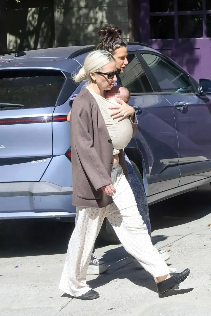 lady gaga bebeluș